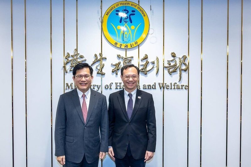 外交部長林佳龍（左）與衛福部長石崇良（右）3日共同主持「醫療衛生外交諮詢小組」會議。（外交部提供）中央社記者吳書緯傳真　114年12月4日