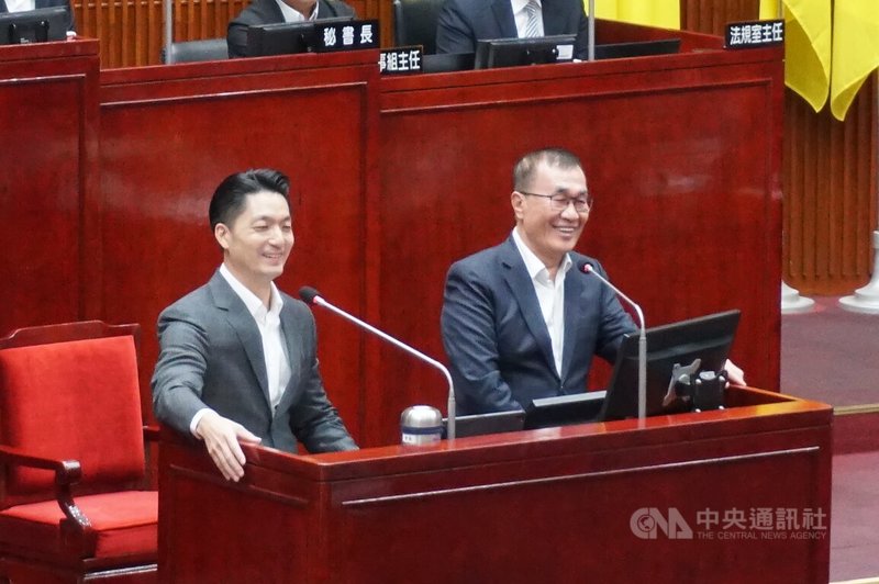 台北市副市長李四川（右）4日在台北市議會市政總質詢中頻被議員問何時辭職參選2026新北市長，一同備詢的台北市長蔣萬安（左）笑著請議員考慮作為市長的心情。中央社記者劉建邦攝　114年12月4日