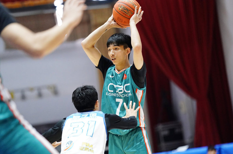 114學年度UBA大專籃球聯賽公開男一級預賽4日在虎尾科大續戰，中信學院靠著大四「一哥」張俊生（持球者）全場繳出24分，終場順利以99比79擊敗台灣體大開胡。（UBA提供）中央社記者黎建忠傳真　114年12月4日