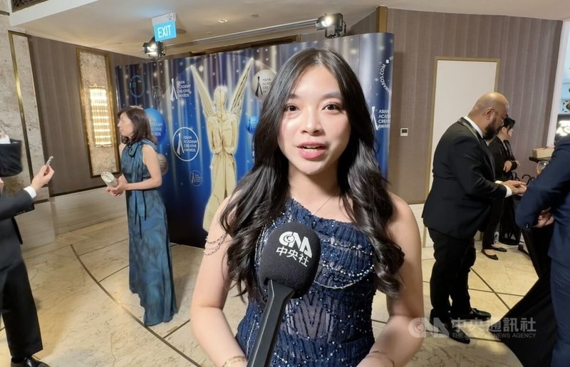 新加坡亞洲影藝創意大獎4日頒獎,中央社印尼語頻道推出全新影音節目「台灣走一走Jalan Jalan Taiwan」入圍,主持人Jennifer Aurelia出席。中央社記者吳昇鴻新加坡攝 114年12月4日