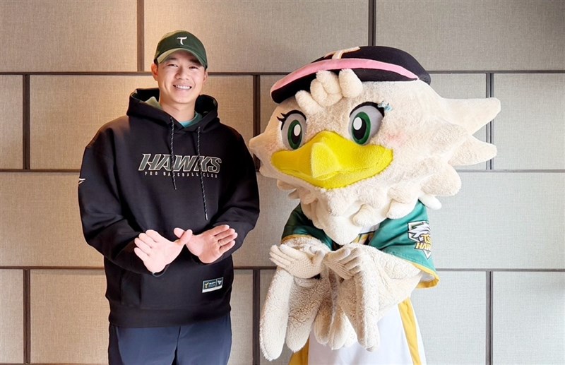 低肩側投手黃子鵬透過自由球員（FA）制度從樂天桃猿轉隊至台鋼雄鷹，原球團樂天桃猿決定選擇全額轉隊費補償方式。（台鋼雄鷹提供）