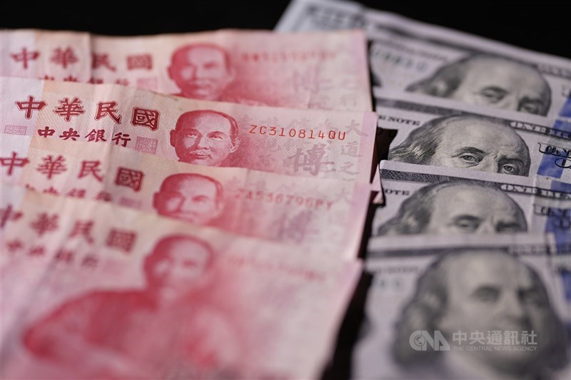圖為新台幣與美元紙鈔。（中央社檔案照片）