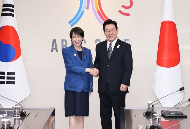 日本首相高市早苗（左）10月在亞太經濟合作會議（APEC）峰會首次與韓國總統李在明（右）舉行會談。（共同社）