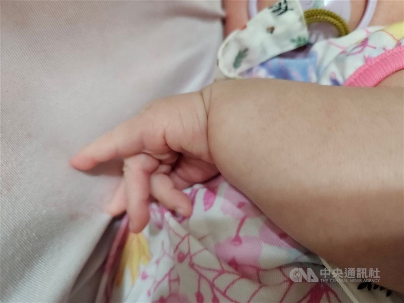 成大醫院導入互動式機器人，教導媽媽餵母乳，還可親子共讀，科技也能帶來溫柔陪伴。（中央社檔案照片）