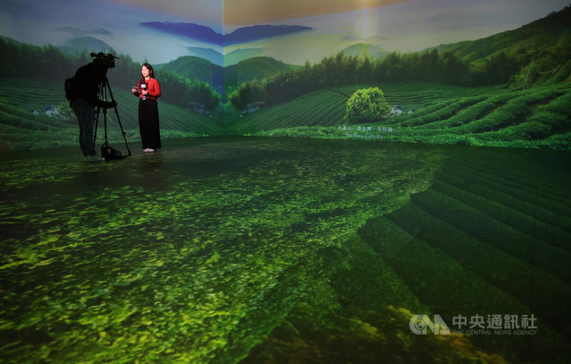 數位沉浸展演平台双融域4日舉行AMBI SPACE NEXT交流感恩茶會,邀集各界見證双融域5年來在文化科技領域所累積成果,現場並播放台灣經典光影沉浸IP精華片段。中央社記者張新偉攝 114年12月4日