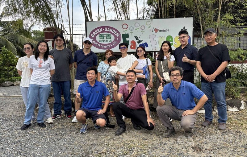菲律賓台商總會青商會會長陳義（前排左），日前帶領旅菲台商第2代參觀台灣人經營的「菁菁蔬果農場」，與農場創辦人黃禹靖（後排右）合影。中央社記者林行健三描禮士省攝　114年12月4日