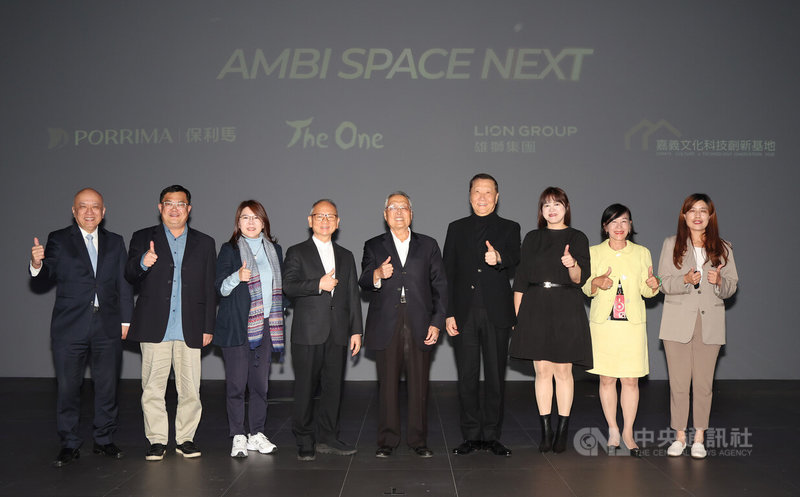 双融域4日舉辦AMBI SPACE NEXT交流感恩茶會,科文双融董事長施振榮(中)、副董事長陳立恒(左4)、執行董事黃宛華(右2)、台新銀行文化藝術基金會董事長鄭家鐘(左)等人出席。中央社記者張新偉攝 114年12月4日