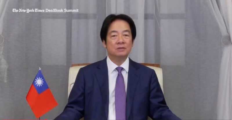 賴總統（圖）接受「紐約時報」DealBook Summit主持人專訪，回應國防、兩岸關係、台美關係、俄烏戰爭及半導體產業等議題。（圖取自New York Times Events YouTube頻道youtube.com）