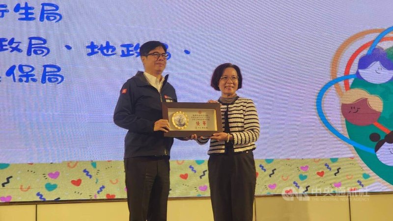 第21屆金暉獎頒獎典禮4日在高雄林皇宮登場，高雄市長陳其邁（左）出席頒獎，表揚獲獎志工及團隊等，並向長年投入服務的志工們致上最高敬意。中央社記者洪學廣攝　114年12月4日