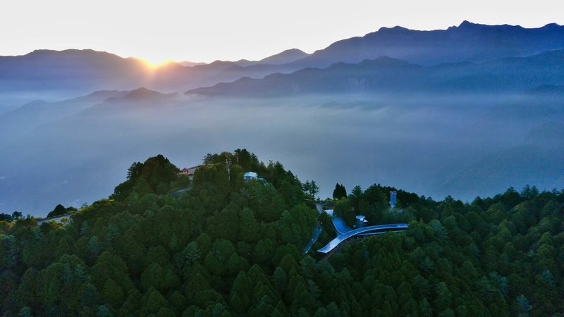 阿里山國家森林遊樂區每年元旦日出，皆吸引大批人潮爭睹，阿里山林鐵2026年將提供來回21班次的祝山觀日列車服務遊客。（林鐵及文資處員工吳明翰提供）中央社記者蔡智明傳真　114年12月4日