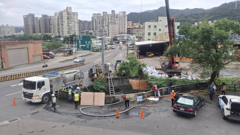 基隆市政府表示，市區源遠路大排污泥清淤作業4日可完成，後續將由台水公司接手監測與評估水質，作為恢復基隆河取水的依據，盼能早日恢復民生用水正常供應。（基隆市政府提供）中央社記者沈如峰基隆傳真　114年12月4日