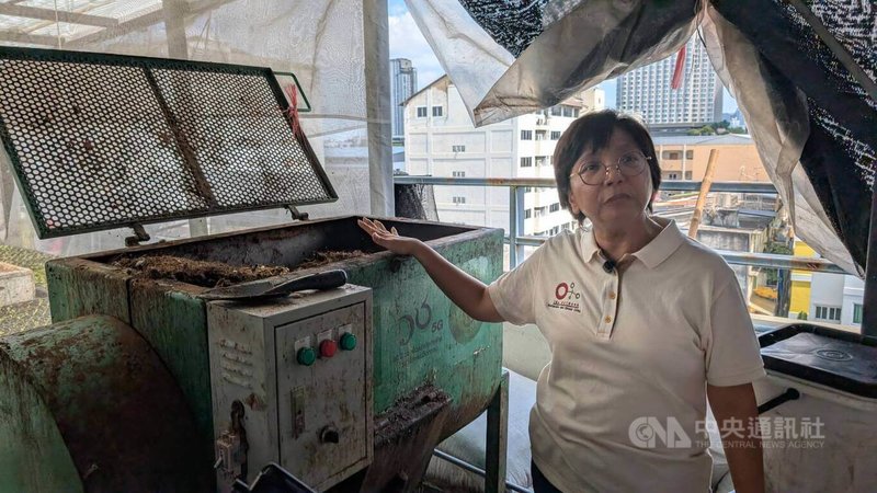 泰國社會企業曼谷屋頂農場(Bangkok Rooftop Farming)在曼谷勝利紀念碑附近的Center One商場頂樓,就地去化附近餐飲公司與辦公室廚餘,利用機器做成堆肥並種作物。中央社記者曾以寧攝 114年12月4日