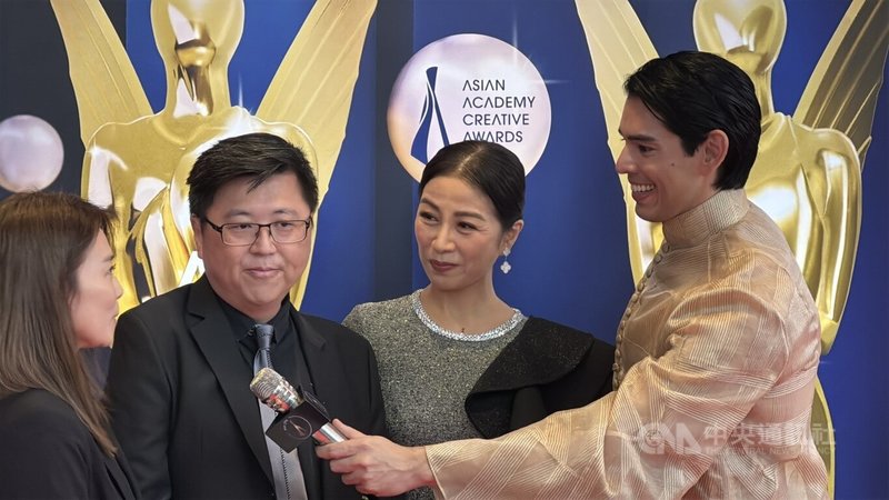 新加坡亞洲影藝創意大獎4日頒獎,藝人方文琳(右2)入圍獎項並出席活動。中央社記者吳昇鴻新加坡攝 114年12月4日