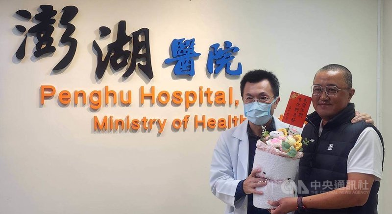 衛生福利部澎湖醫院4日舉辦心血管照護12週年感恩會,心肌梗塞獲救的呂姓患者(右)出席分享經驗,感謝澎湖醫院給予重生。中央社 114年12月4日