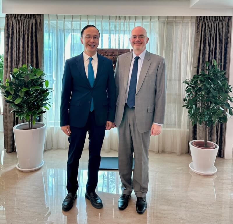 圖為美國在台協會（AIT）處長谷立言（Raymond Greene）與前國民黨主席朱立倫（左）合影。（取自AIT臉書粉絲頁）