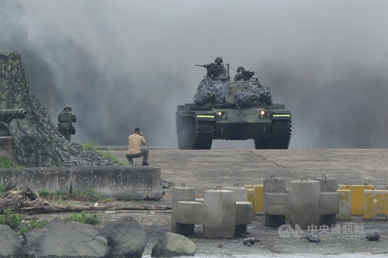 國軍7月舉行「漢光41號」演習實兵演練，陸軍關渡地區指揮部出動戰車駐守淡水河口。（中央社檔案照片）