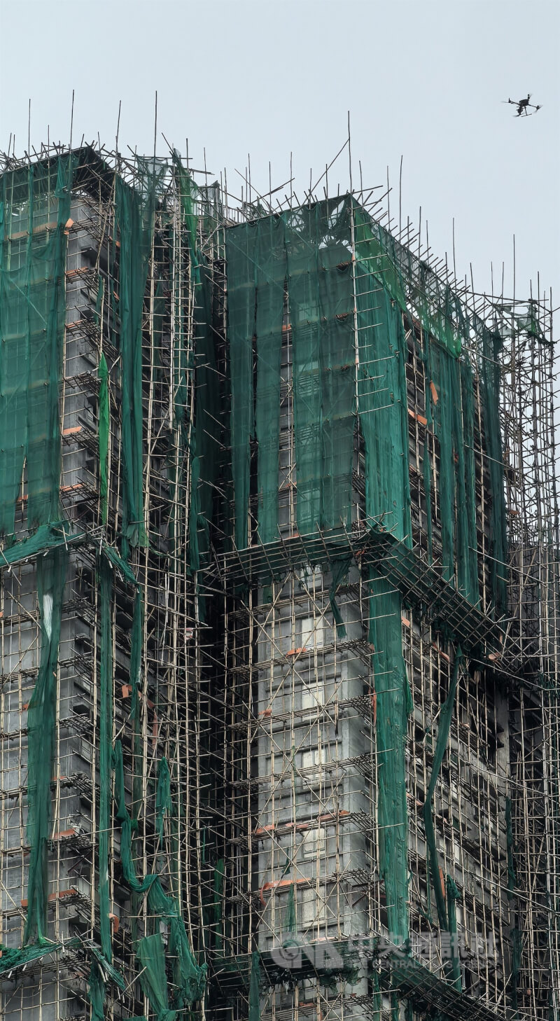 圖為宏福苑在大火後殘存的棚網。（中央社檔案照片）