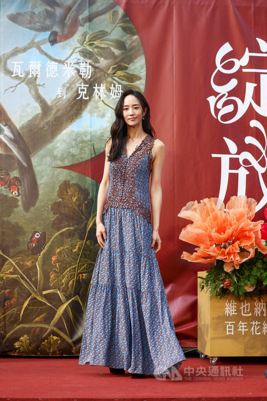「綻放 維也納美景宮百年花繪名作展」4日在國立歷史博物館戶外庭園廣場舉行開幕記者會，藝人張鈞甯以特別嘉賓身分亮麗出席。中央社記者王騰毅攝  114年12月4日