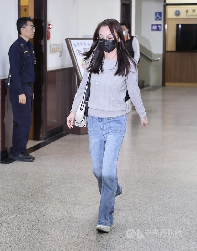 台灣高等法院4日針對宜蘭縣長林姿妙涉貪案二審開庭,傳喚林姿妙女兒林羿伶(中)到庭應訊,林羿伶庭上表示沒有犯罪,庭後快步離去。中央社記者趙世勳攝 114年12月4日