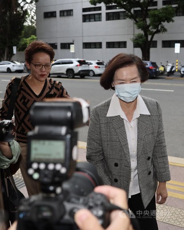 宜蘭縣長林姿妙（右）等人涉貪案，台灣高等法院4日二審開庭，林姿妙與女兒林羿伶的辯護人郭美春（左）等人出庭。中央社記者劉世怡攝　114年12月4日