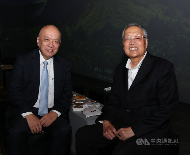 數位沉浸式展演平台「双融域」4日下午舉行AMBI SPACE NEXT交流感恩茶會,科文双融董事長施振榮(右)出席,席間和台新銀行文化藝術基金會董事長鄭家鐘(左)交流互動。中央社記者張新偉攝 114年12月4日