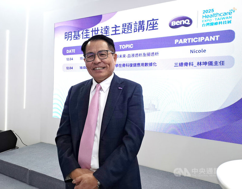 台灣醫療科技展4日登場，佳世達醫療事業群總經理楊宏培（圖）表示，因應2025年超高齡社會的到來，樂齡需求將持續增加。明基佳世達集團積極投入樂齡市場、AI醫療應用，以提供精準的醫療解決方案。中央社記者潘智義攝　114年12月4日