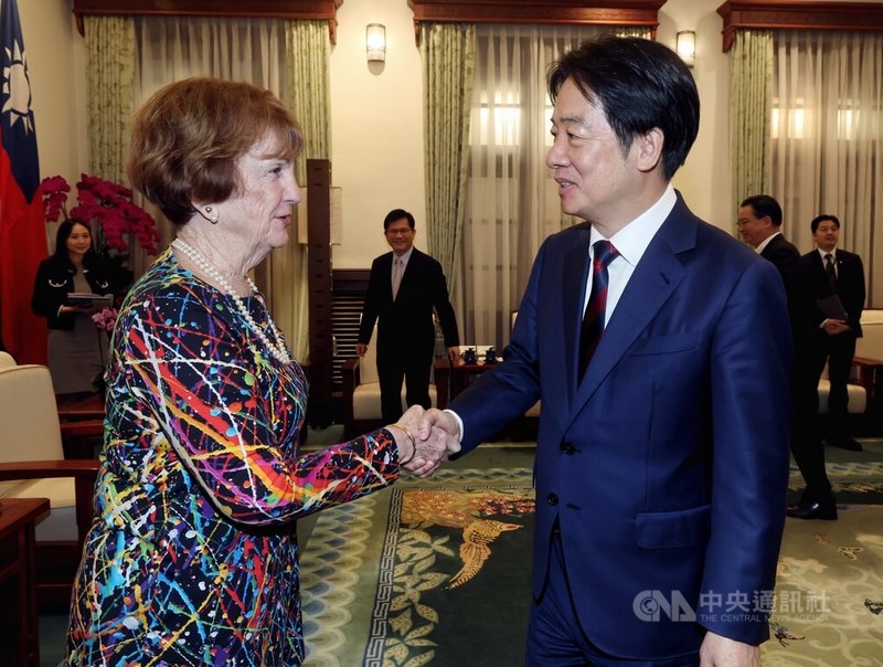 總統賴清德（前右）5日在總統府接見美國外交政策全國委員會訪團，歡迎會長艾略特（Susan M. Elliott）（前左）率團來台訪問。中央社記者張皓安攝　114年12月5日