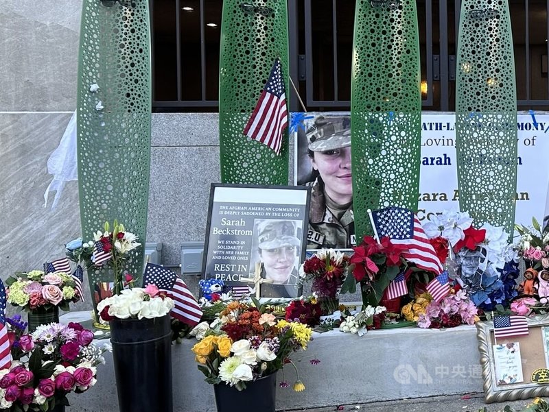 華府上週發生2名國民兵巡邏時遭槍擊的事件，其中一名國民兵不幸身亡，案發現場搭起臨時紀念碑哀悼離世的貝克斯特羅姆（Sarah Beckstrom）。圖攝於12月3日。中央社記者侯姿瑩華盛頓攝　114年12月5日