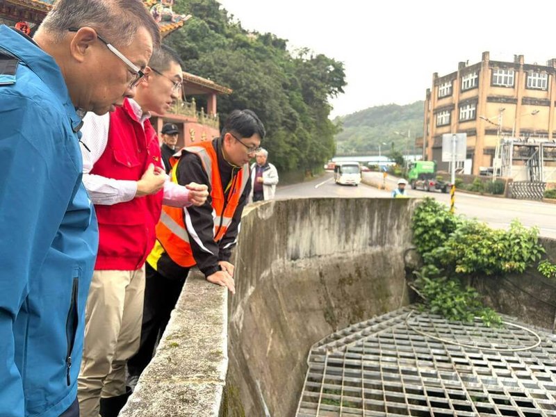 基隆河污染事件影響台水公司抽取原水，基隆市長謝國樑（左2）5日赴前進指揮所視察時表示，預計6日進行採樣，經第3方公正單位認證後，若水質正常就可逐步恢復正常抽水。（基隆市政府提供）中央社記者沈如峰基隆傳真　114年12月5日