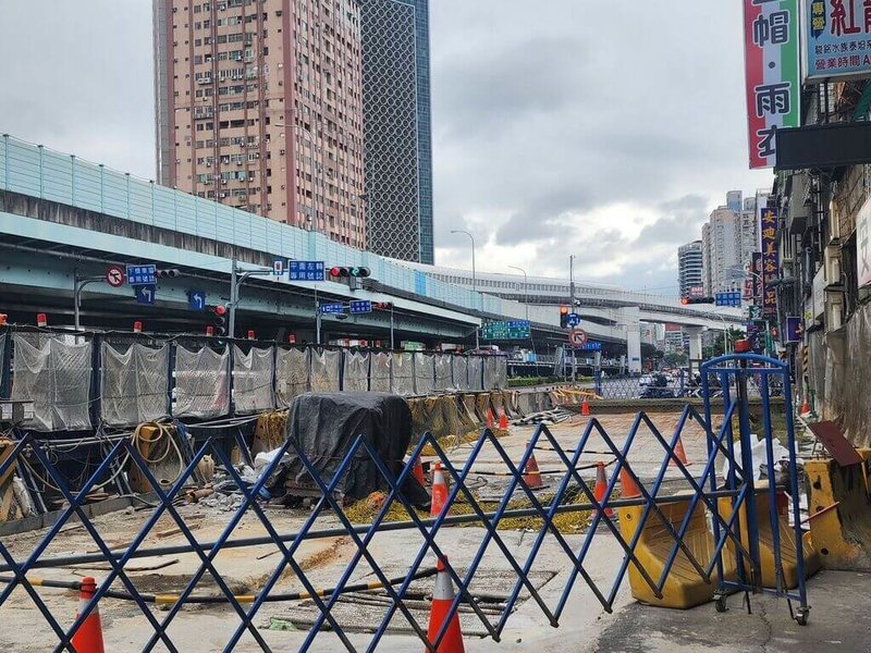 捷運環狀線新埔民生站周邊人車流量大，新北市府考量行人安全，民國109年起動工興建民生地下道，迄今5年尚未完工。（新北市議員石一佑提供）中央社記者曹亞沿傳真 114年12月5日