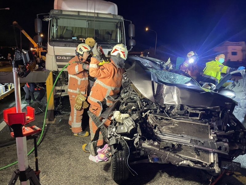 國道3號北上103.9公里處新竹香山路段5日晚間發生連環車禍，1台半聯結車與多輛自小客車碰撞，其中1輛自小客車嚴重變形，消防獲報馳援，現場計6人受傷，其中1人命危、皆緊急送醫。（新竹市消防局提供）中央社記者魯鋼駿傳真 114年12月5日