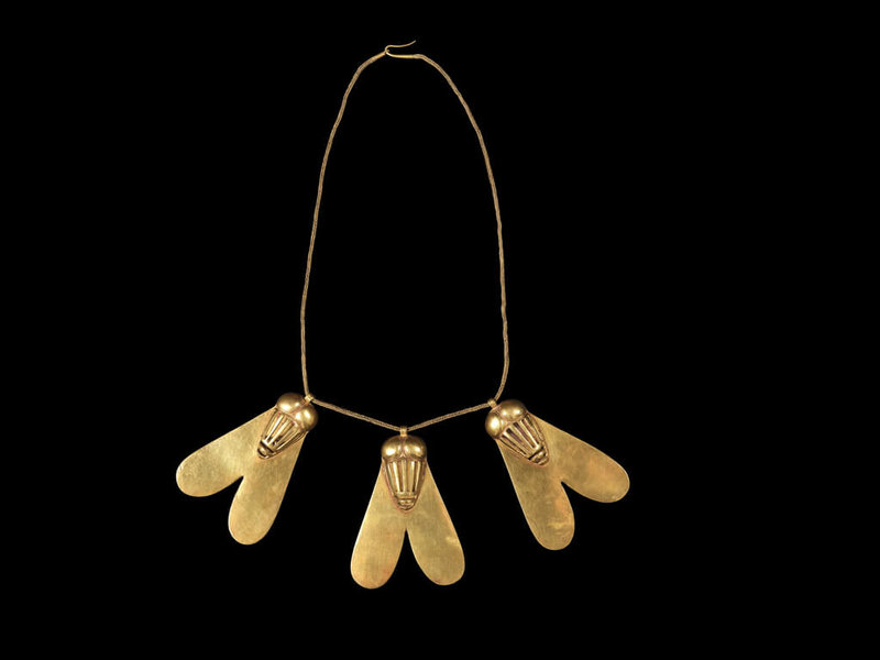 羅馬奎里納爾馬廄博物館舉辦「法老的寶藏」特展，古埃及王室喜歡用貴重的黃金當作裝飾品，圖為知名的阿赫霍特普（Ahhotep）女王「金蠅項鍊」，象徵軍事榮耀的勳章。（主辦單位提供）中央社記者黃雅詩羅馬傳真　114年12月5日