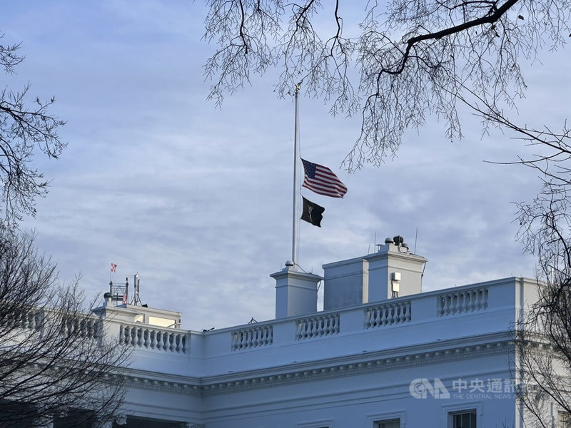 美國一名國民兵上週在白宮附近巡邏遭槍擊後，不幸身亡。美國總統川普4日下令，全美各地降半旗致哀，圖為白宮降半旗。中央社記者侯姿瑩華盛頓攝　114年12月5日