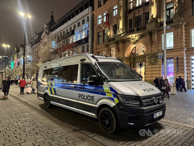 捷克首都布拉格耶誕市集陸續開張，吸引大量人潮前往。為保障安全，警方加強巡邏，部分巡邏隊配備長槍並穿戴防彈裝備。警方強調，屬於預防性措施，目前並無任何具體威脅。中央社記者劉郁葶布拉格攝 114年12月5日