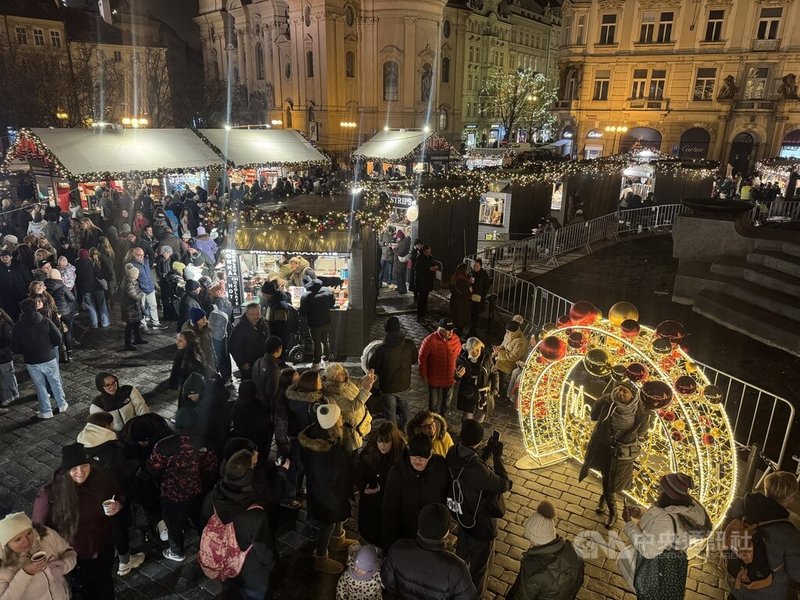 布拉格舊城廣場的耶誕市集多次被評為世界上最美的市集之一，CNN Travel、USA Today與英國「泰晤士報」皆曾報導讚賞，知名度高。中央社記者劉郁葶布拉格攝 114年12月5日