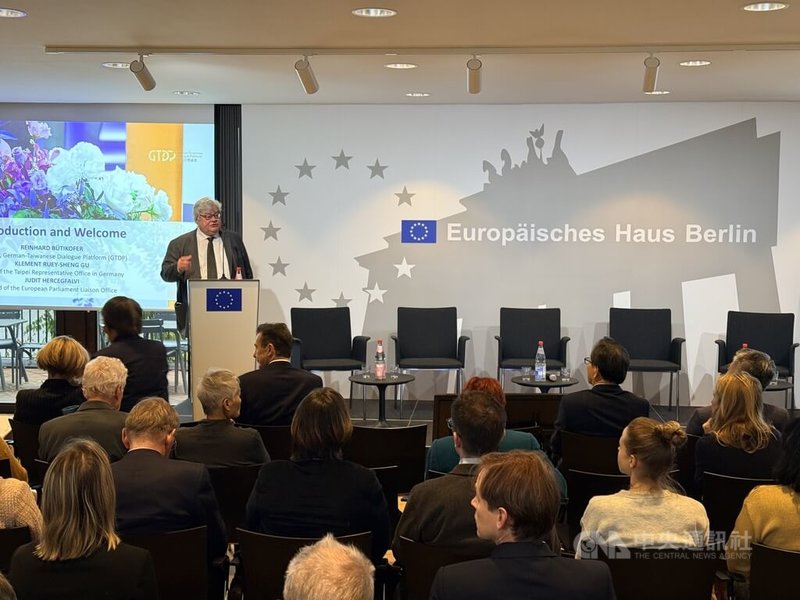 第4屆柏林台灣會議4日於柏林歐洲之家舉行。主辦單位台德民間論壇德方主席包瑞翰致歡迎詞時強調，「台灣有事，就是全球有事」，為會議揭開序幕。中央社記者林尚縈柏林攝　114年12月5日