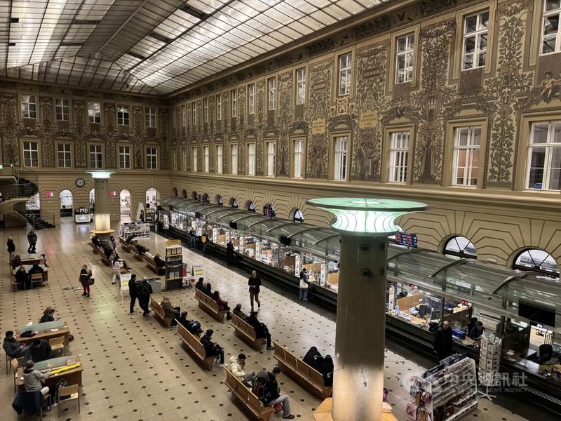 許多捷克人每年12月會到郵局將耶誕祝福寄給「小耶穌」。祂位在捷克海拔最高城鎮波日達爾的「耶誕郵局」，今年收到一封來自台灣的信。圖片為布拉格郵政總局。中央社記者劉郁葶布拉格攝　114年12月5日