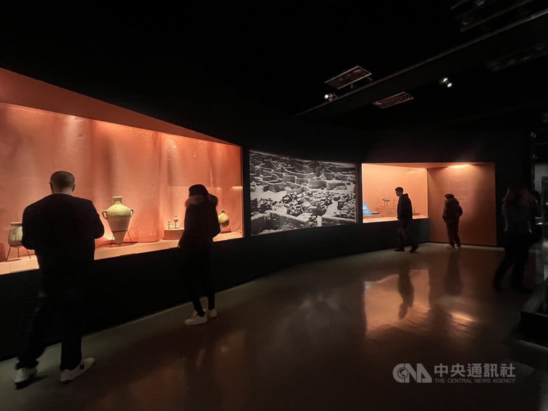 義大利加強與埃及文化交流，在羅馬奎里納爾馬廄博物館舉行盛大的法老文物展，吸引許多參觀者。中央社記者黃雅詩羅馬攝　114年12月5日