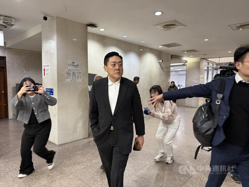 「夜店大亨」夏天倫日前遭人持刀和辣椒水攻擊，其中27歲林姓男犯嫌到派出所自首，稱工作待遇問題尋仇。台北地檢署5日傳喚夏天倫（前中）說明。中央社記者林長順攝　114年12月5日