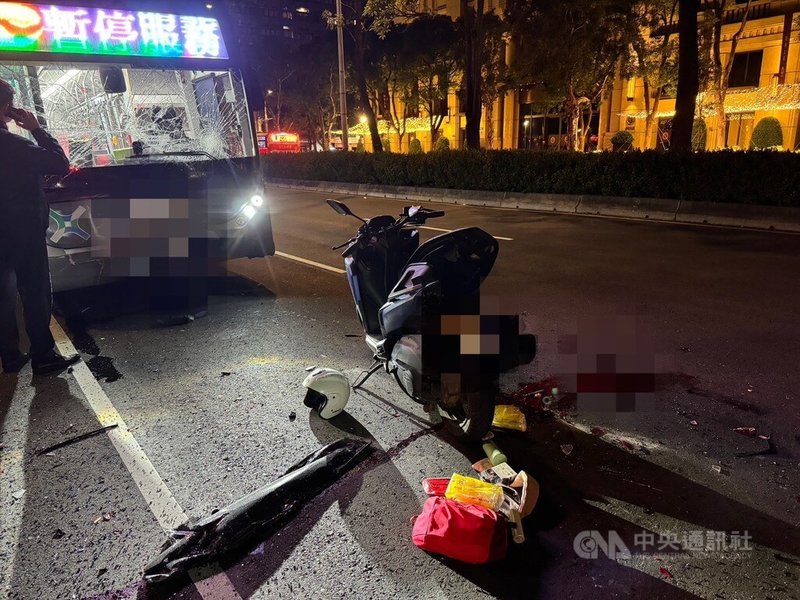 台北市和平東路1段附近4日發生公車追撞前方汽機車意外，造成公車乘客及汽機車駕駛身體傷痛，機車騎士傷勢嚴重，右小腿恐需截肢；公車擋風玻璃裂成蜘蛛網狀。（翻攝照片）中央社記者劉建邦傳真　114年12月5日