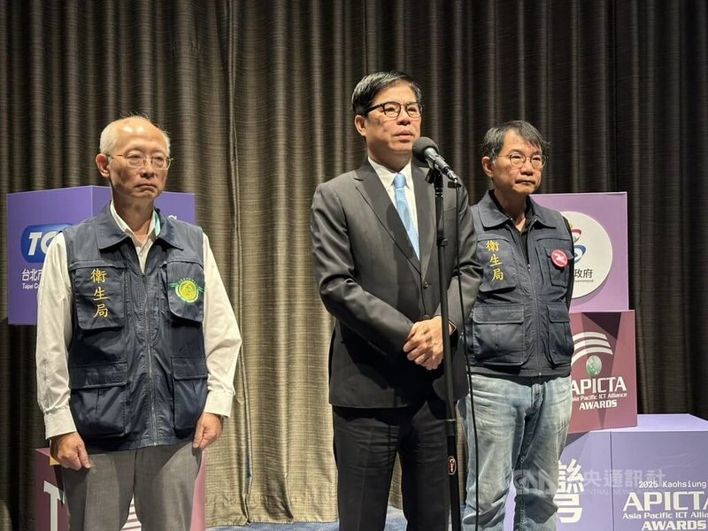 高雄市長陳其邁（中）5日上午出席活動前接受媒體聯訪，就市府衛生局抽驗「台灣鯛魚排」發生重大失誤，向全聯、雲林養殖業者致歉。高雄市衛生局長黃志中（左）、副局長潘炤穎（右）陪同回應相關提問。中央社記者林巧璉攝　114年12月5日