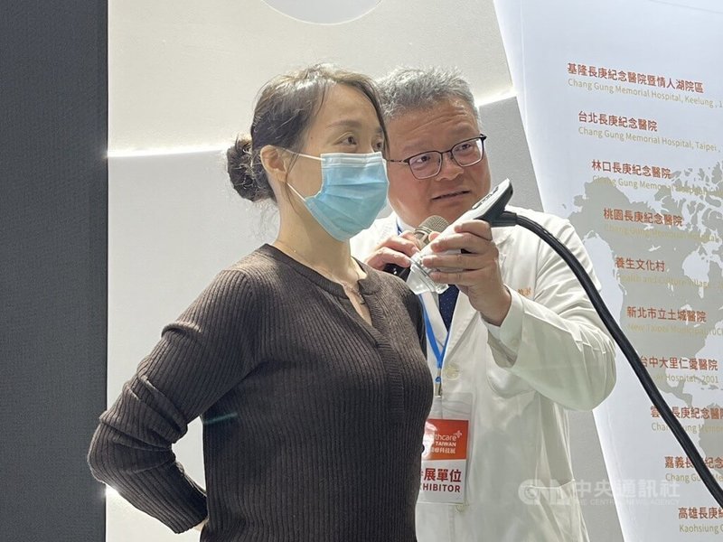 高雄長庚醫院骨科部運動醫學科醫師周文毅（右）說明，肩鈣化性肌腱炎是造成肩部疼痛的常見病症，體外震波治療已被證實能有效改善症狀。圖為體外震波操作示意。中央社記者曾以寧攝　114年12月5日