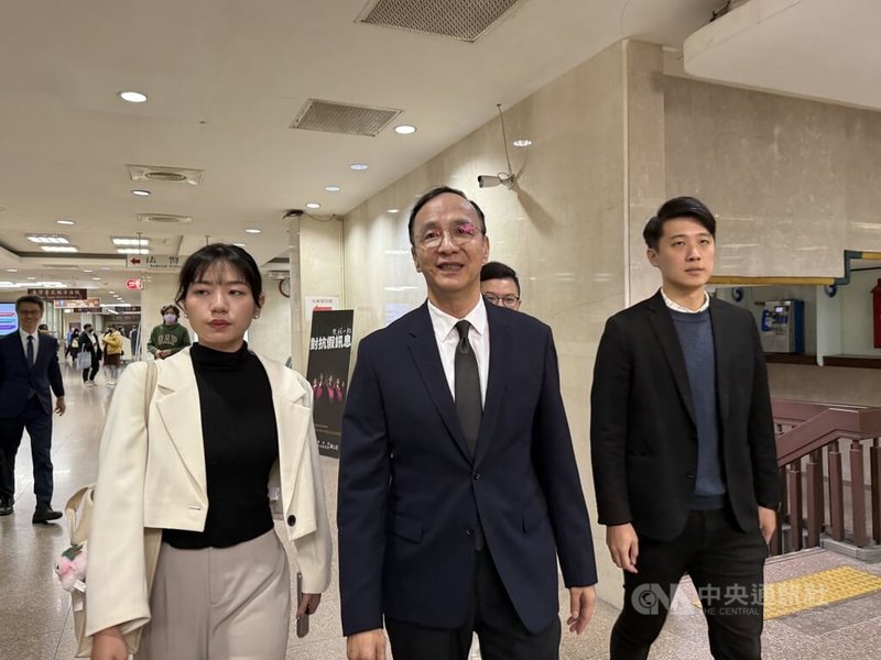 台北地檢署偵辦不實連署案,4月17日約談黃呂錦茹等人,前國民黨黨主席朱立倫、發言人楊智伃等人被控召集群眾到北檢外集會,遭警方以違反集遊法函送法辦。北檢5日傳喚朱立倫(中)、楊智伃(左)說明,訊後均請回。中央社記者林長順攝 114年12月5日