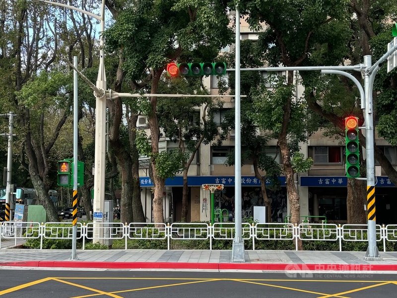 台北市信義區松高路一處實體人行道因將護欄裝在內側公園邊，遭網友質疑是怕樹木跑出來撞行人。市府工務局新建工程處說明，此處是與當地里長溝通後，決定將護欄設在與綠地交界處，避免行人跌落。中央社記者陳昱婷攝　114年12月5日