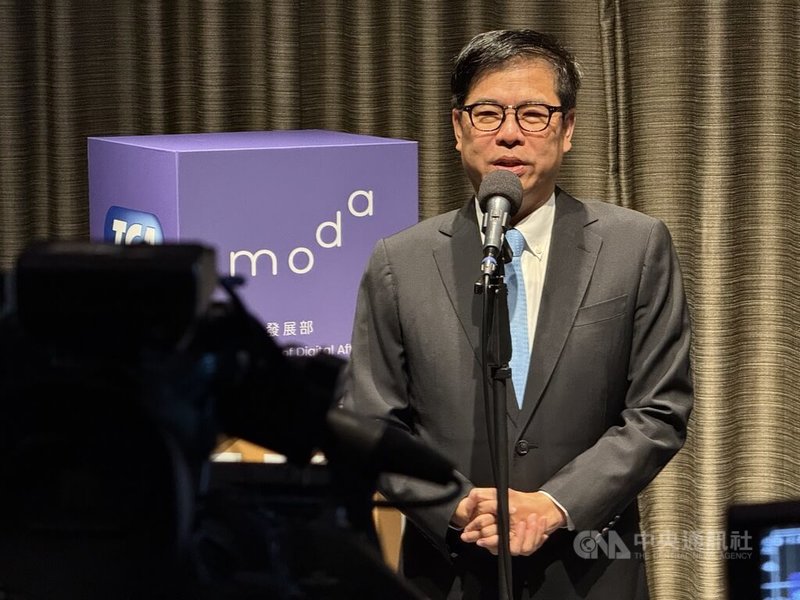 高雄市長陳其邁（圖）5日上午出席活動前接受媒體聯訪，就市府衛生局抽驗「台灣鯛魚排」發生重大失誤，向全聯、雲林養殖業者致歉，也希望衛生局記取此次教訓，落實檢驗標準化與資訊透明。中央社記者董俊志攝　114年12月5日