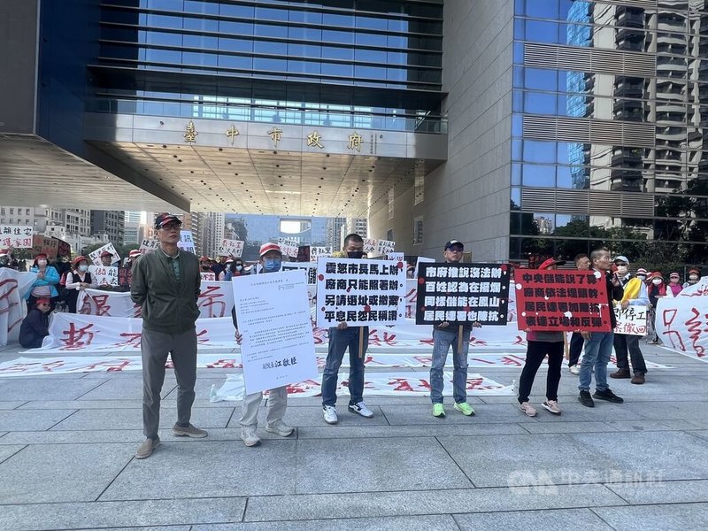 台中市豐原反儲能自救會5日到台中市政府陳情反對設置儲能場，擔心成為最具破壞性的災害源。中央社記者郝雪卿攝  114年12月5日