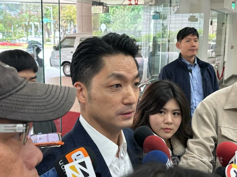 內政部針對小紅書APP祭出1年封鎖令。台北市長蔣萬安（中）5日被媒體堵訪時表示，打詐當然一定要做，而且大家都會支持，但是標準應該要一致且合理。中央社記者陳昱婷攝　114年12月5日