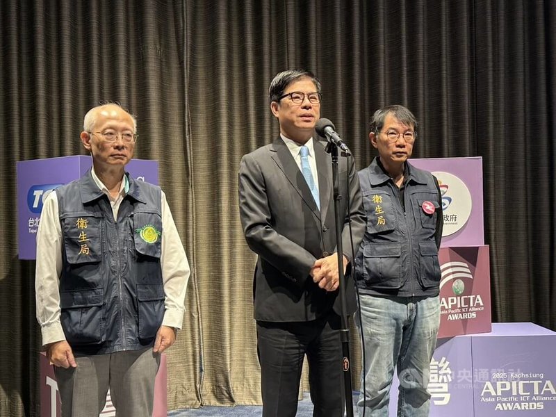 高雄市長陳其邁（中）5日上午出席活動前與衛生局長黃志中（左）、副局長潘炤穎（右）同台受訪，陳其邁並就衛生局抽驗「台灣鯛魚排」發生重大失誤一事，向全聯及養殖業者致歉，並表示將負起所有賠償責任。中央社記者林巧璉攝　114年12月5日