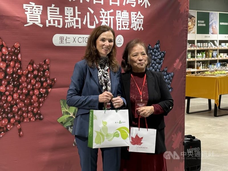 連鎖通路業者5日在新北市舉辦「加拿大果香台灣味　寶島點心新體驗」記者會，加拿大駐台代表何曼麗（左）也應邀出席，與有機通路里仁公司總經理李妙玲（右）交流互動。中央社記者曹亞沿攝　114年12月5日