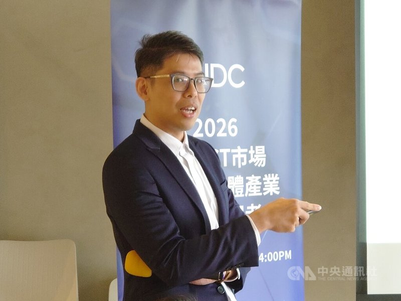 國際數據資訊（IDC）5日召開台灣ICT市場及全球半導體趨勢預測記者會，資深研究經理曾冠瑋（圖）預期，明年晶圓代工市場可望成長20%，主要來自於台積電貢獻。中央社記者張建中攝　114年12月5日